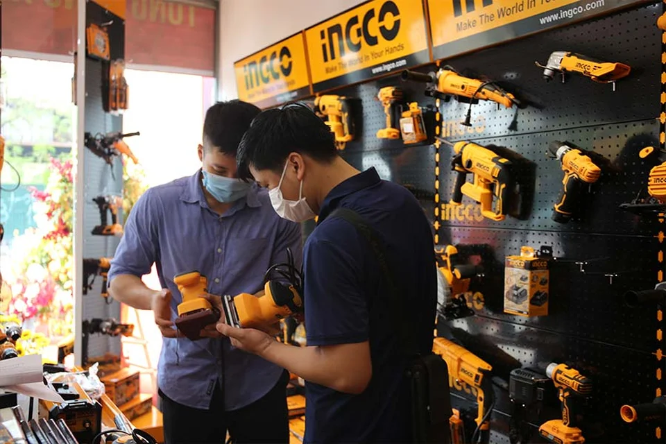 Khách hàng được tư vấn chi tiết về máy chà nhám