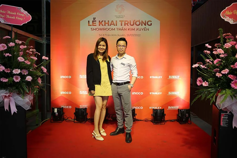 Khách hàng lưu lại hình ảnh tại lễ khai trương