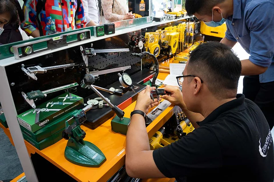 Khách hàng tại gian hàng thước kẹp - thiết bị đo lường chính xác