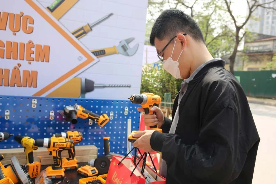 Khách hàng tại khu vực bàn nguội