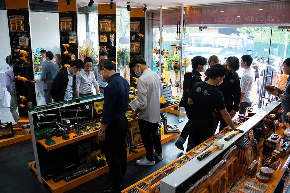 Tecostore mời khách hàng vào trong showroom