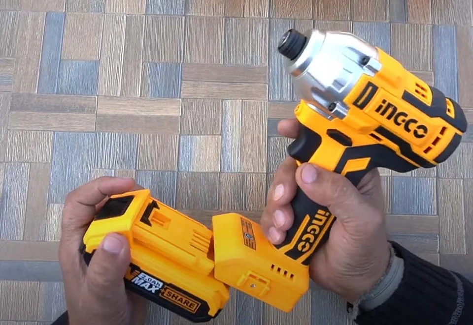 Cách thay pin máy khoan cầm tay INGCO