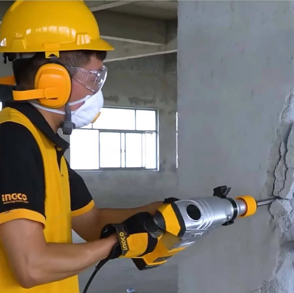 Sự dụng đồ bảo hộ khi thao tác máy khoan búa Ingco tại công trường