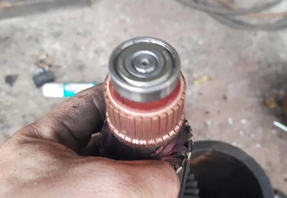 Xem xét tình trạng cổ góp ở máy khoan điện