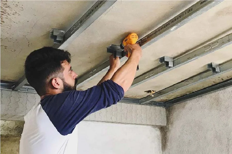 Người dùng máy khoan pin trong gia đình