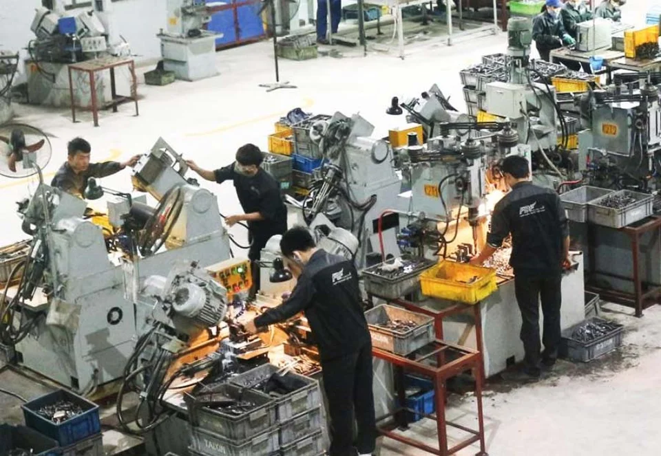 Xưởng sản xuất sử dụng các dụng cụ cầm tay