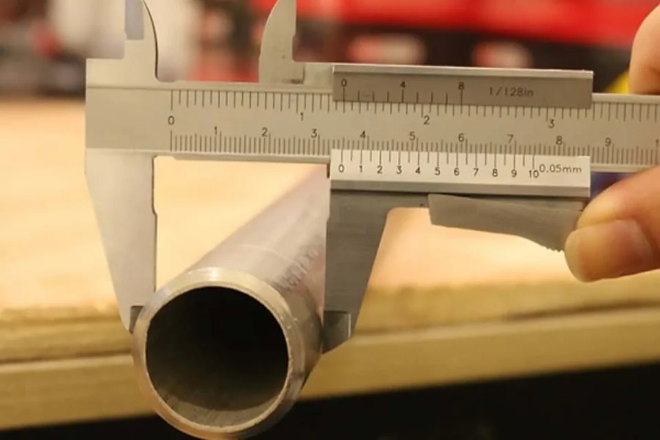 Sử dụng thước cặp trong đo kích thước ống nhựa