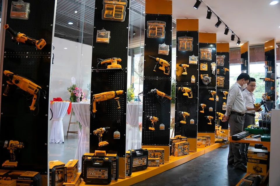 các sản phẩm dụng cụ cầm tay tại kệ hàng Tecostore