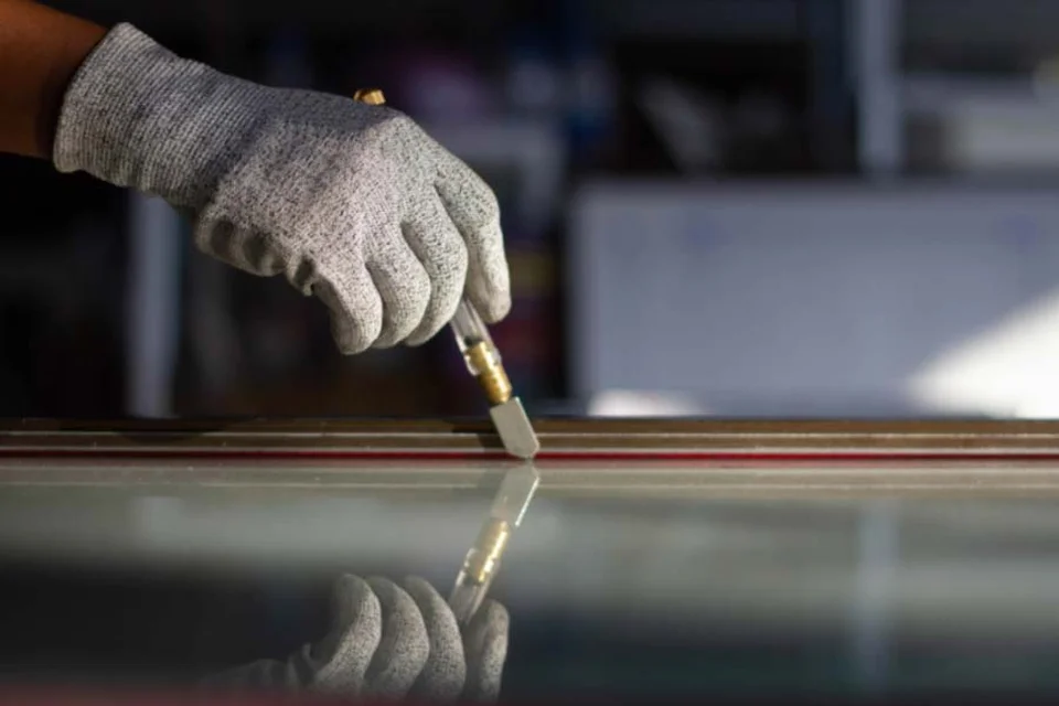 Sử dụng dao cắt kính cần thực hiện các thao tác gì?