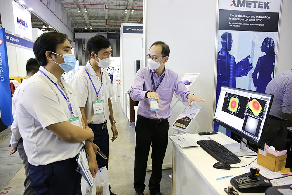 Đại diện hãng Zygo giải thích các thông số kỹ thuật với khách hàng