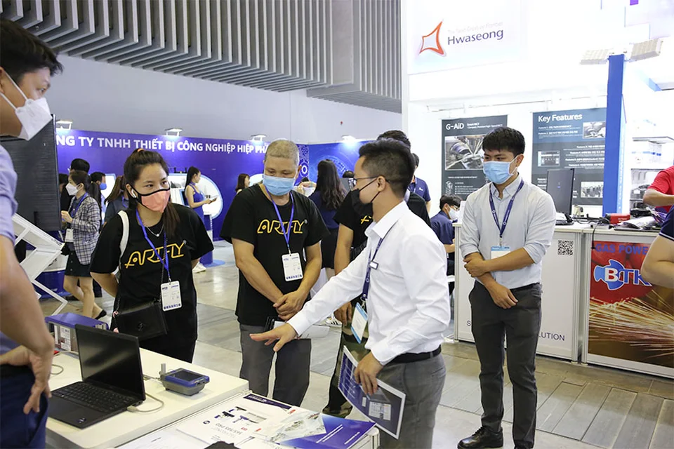 Đại diện Tecotec tư vấn sản phẩm cho khách hàng