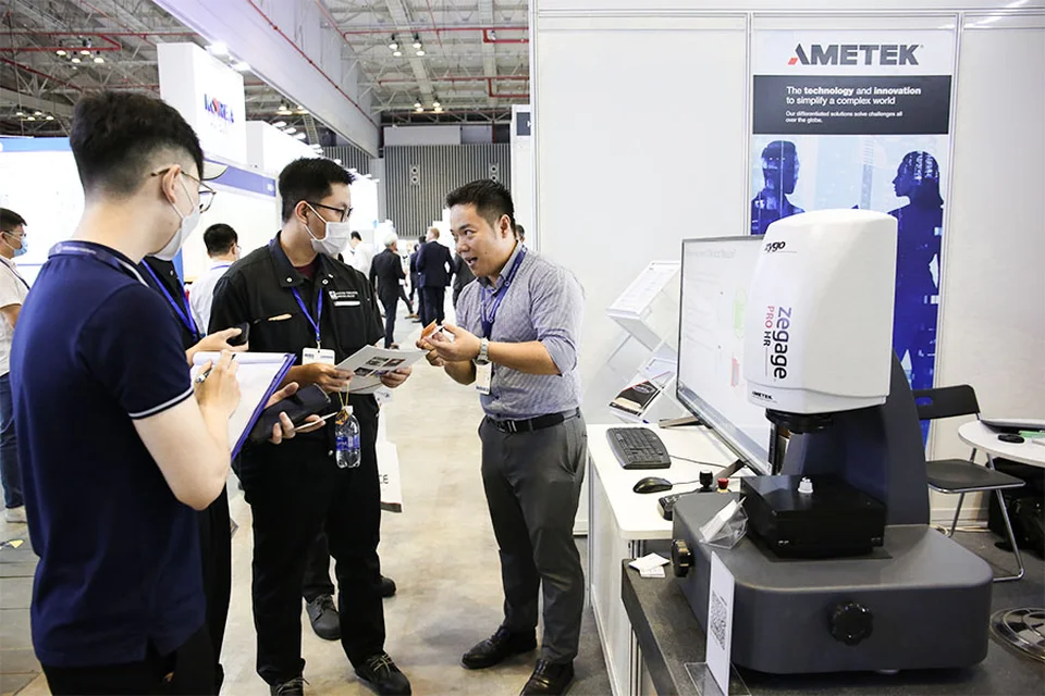 Đại diện Tecotec tư vấn thiết bị với khách hàng