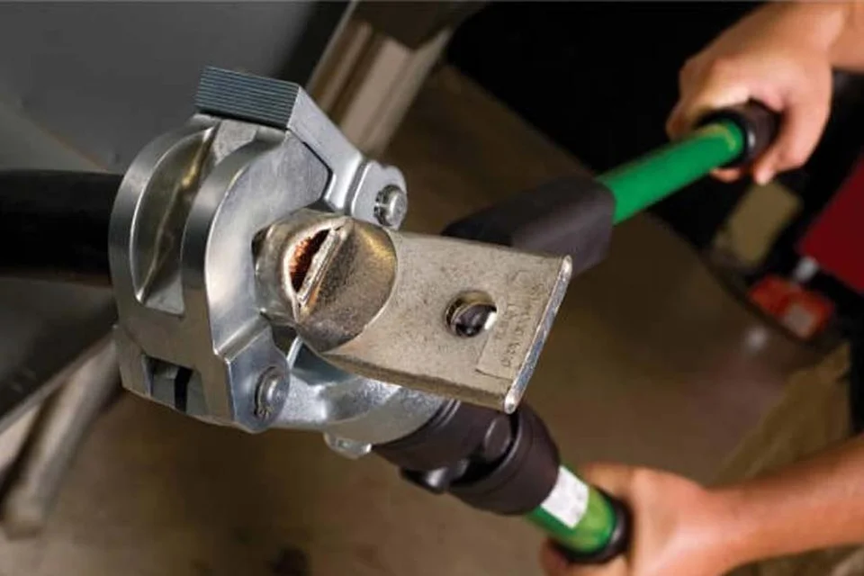 Thợ điện sử dụng kìm bấm cos thủy lực