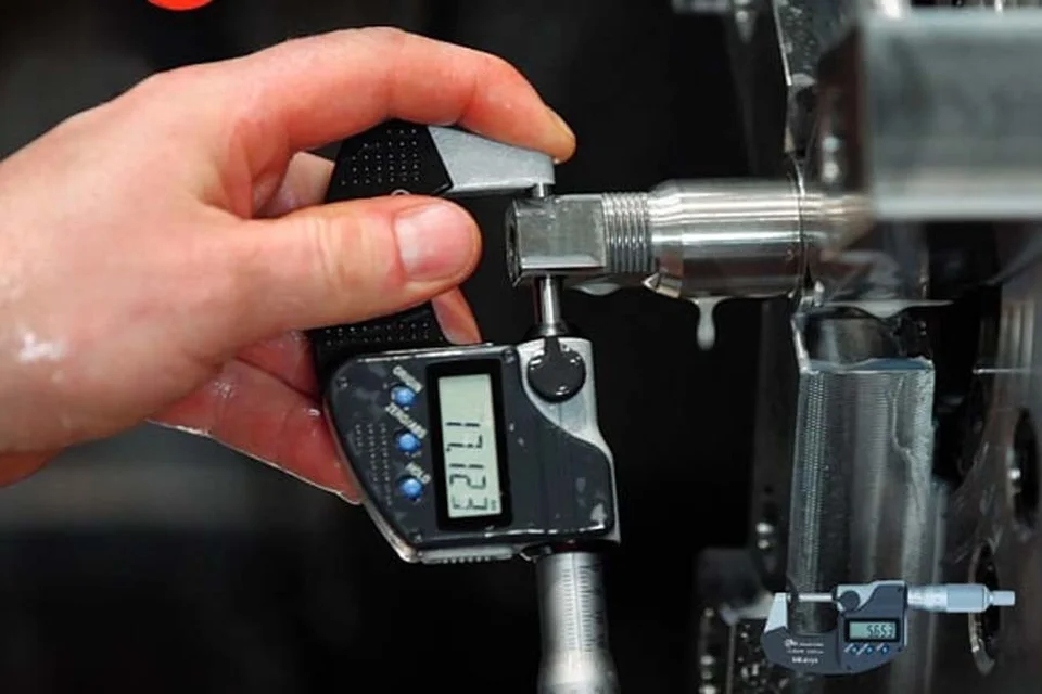 Thợ cơ khí đọc số liệu trên màn hình panme đo điện tử Thợ cơ khí đọc số liệu trên màn hình panme đo điện tử