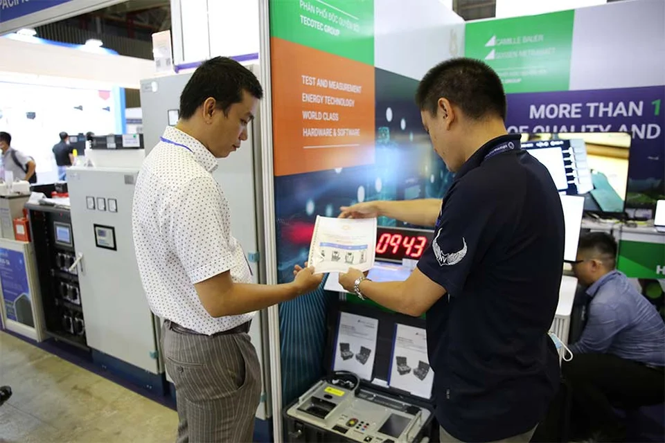 Chuyên gia Tecotec trao đổi thông tin kỹ thuật với khách hàng