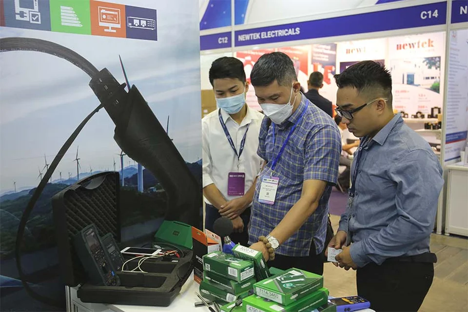 Khách hàng trải nghiệm sản phẩm tại gian hàng của Tecotec và Gossen Metrawatt