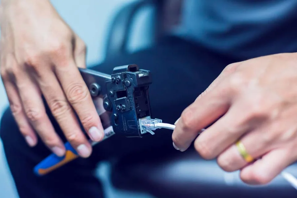 Kìm bấm cos có những đặc điểm gì thú vị?