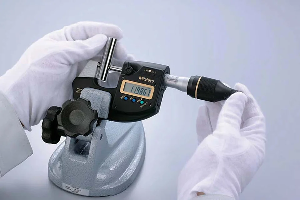 Người thợ đọc chỉ số trên màn hình điện tử của thước panme