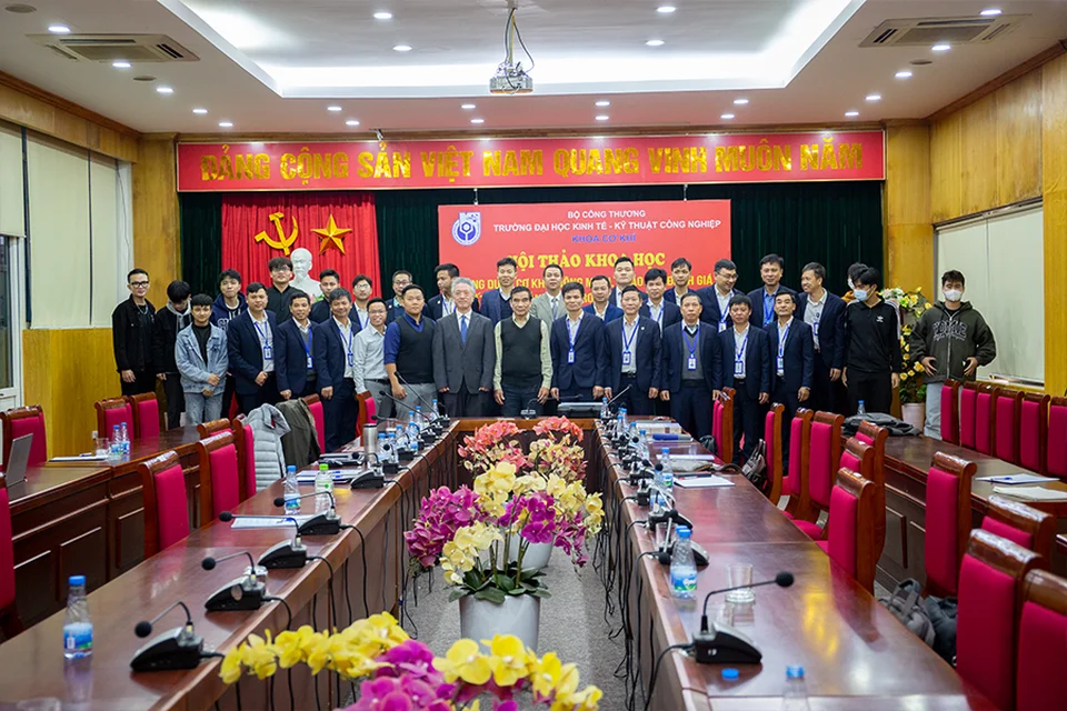 Tập thể lãnh đạo, giảng viên Trường cùng các chuyên gia có mặt tại Hội thảo