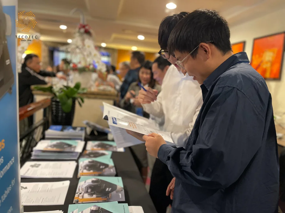 Khách hàng tham khảo các sản phẩm TECOTEC cung cấp