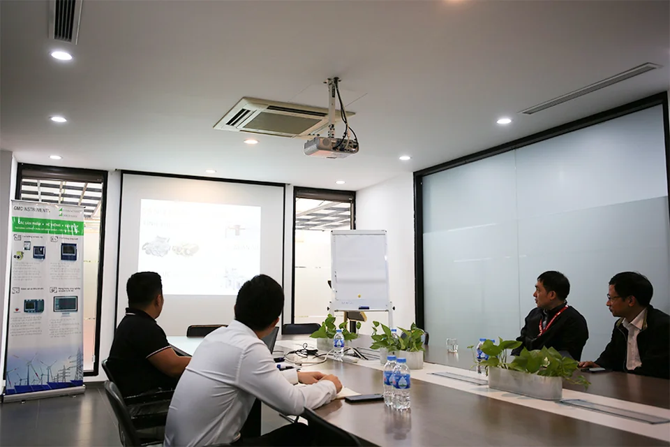 Đại diện TECOTEC giới thiệu công ty tới đoàn giảng viên