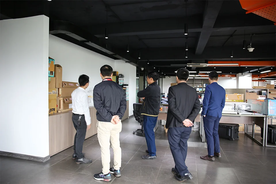 Đoàn giảng viên đang nghe giới thiệu từ đại diện TECOTEC