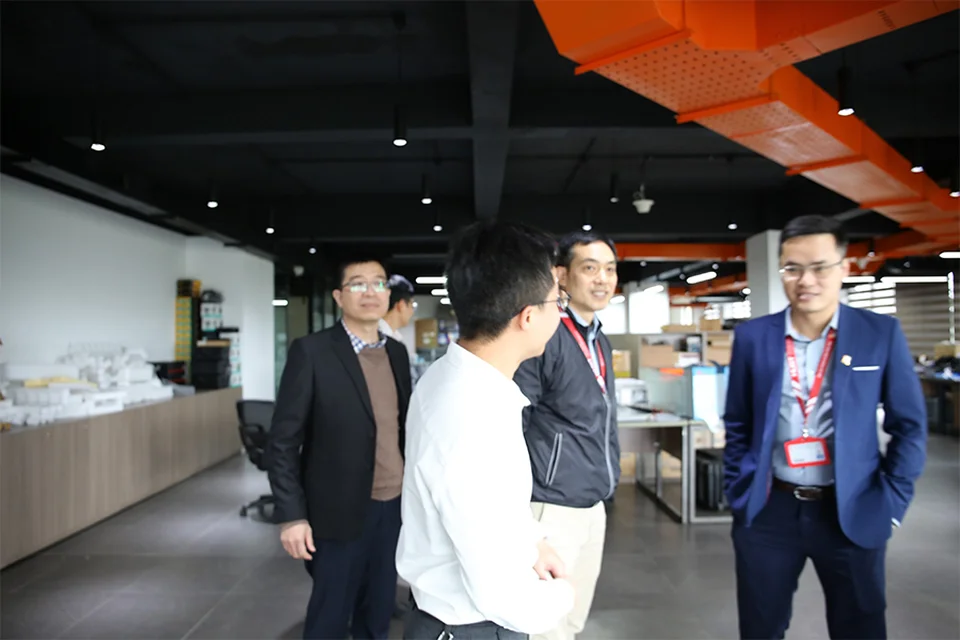 Đại diện TECOTEC dẫn đoàn giảng viên tham quan các phòng ban của TECOTEC
