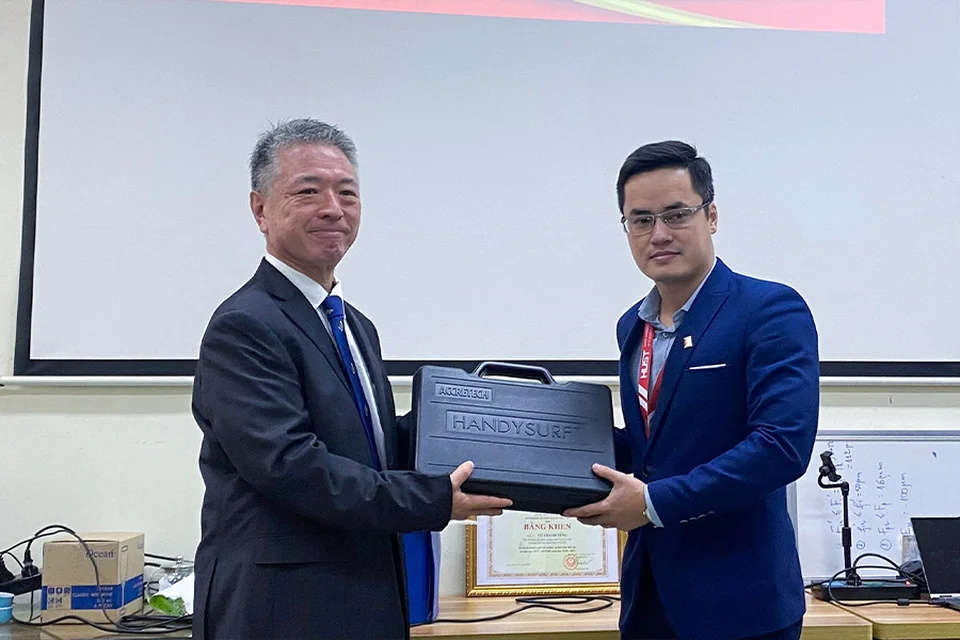 Accretech trao tặng Thiết bị đo độ nhám bề mặt HANDYSURF+ cho Quý trường