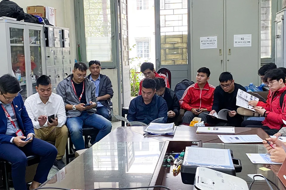 Sinh viên, giảng viên trường đọc và nghiên cứu tài liệu về sản phẩm Accretech