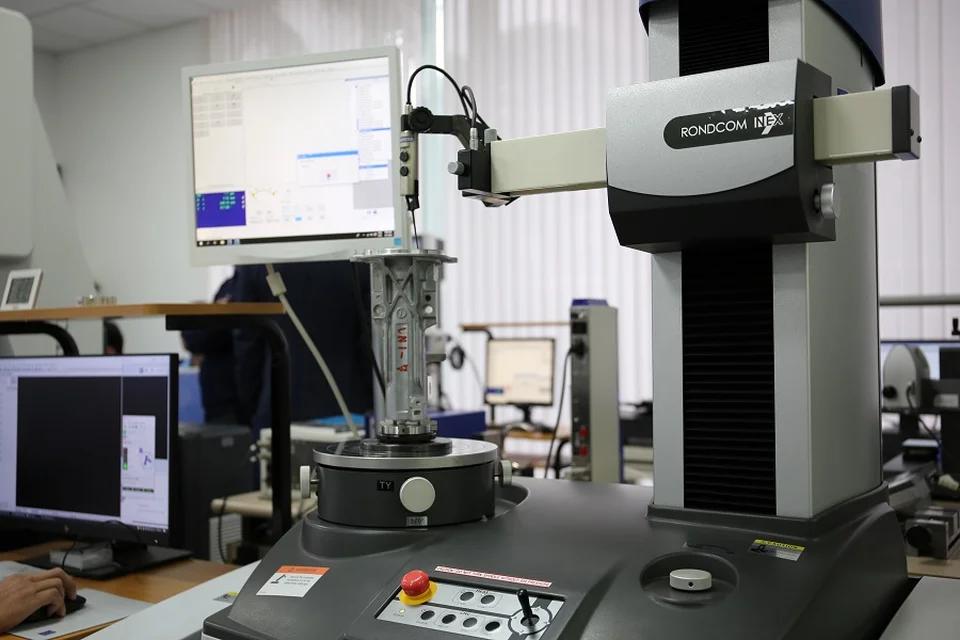 Cận cảnh máy đo độ tròn độ trụ Accretech