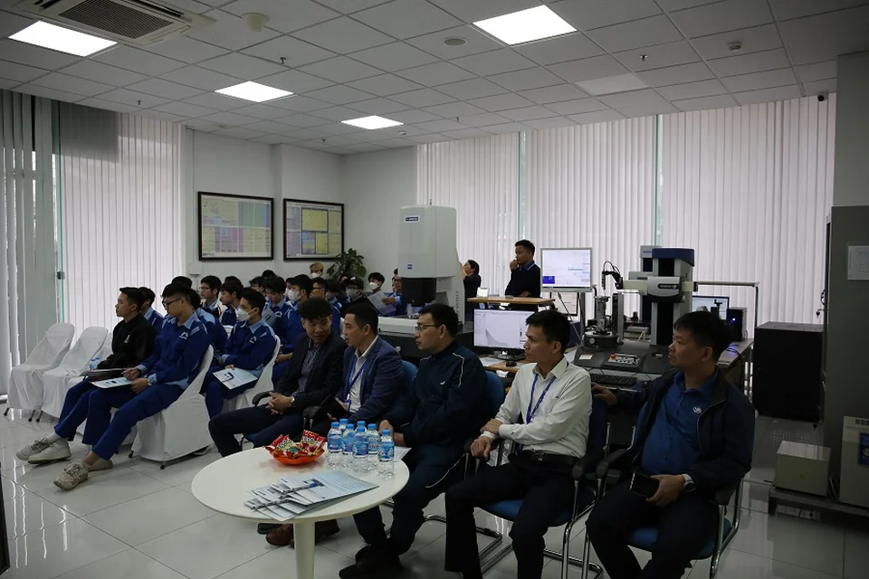 Sinh viên trường Đại học Kinh tế Kỹ thuật Công nghiệp lắng nghe phần giới thiệu của Accretech