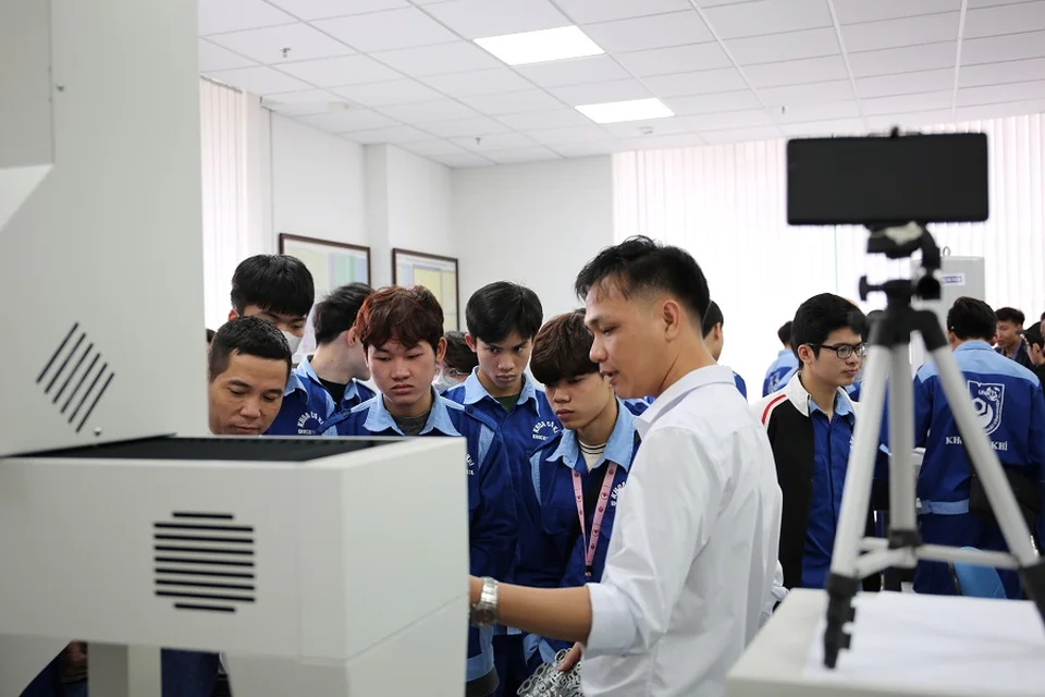 Đại diện Accretech giải đáp các thắc của sinh viên về sản phẩm của hãng