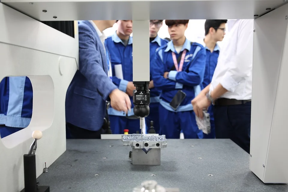 Sinh viên có cơ hội quan sát kỹ lưỡng các chi tiết của máy đo độ nhám bề mặt của Accretech