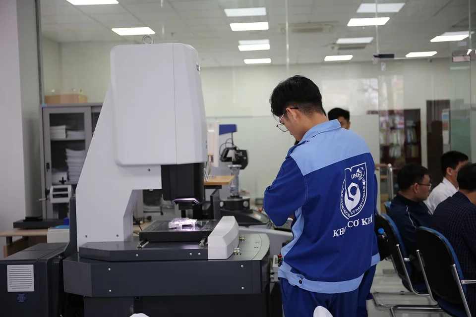 Thời gian cho các bạn sinh viên tự nghiên cứu về thiết bị của Accretech