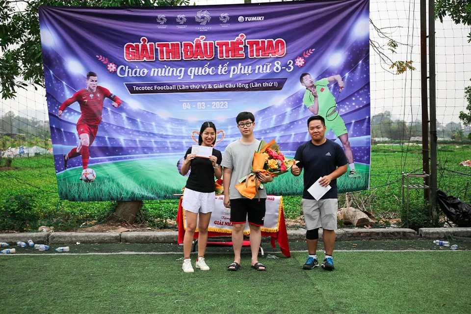 Trao giải cầu lông: Đôi nam-nữ