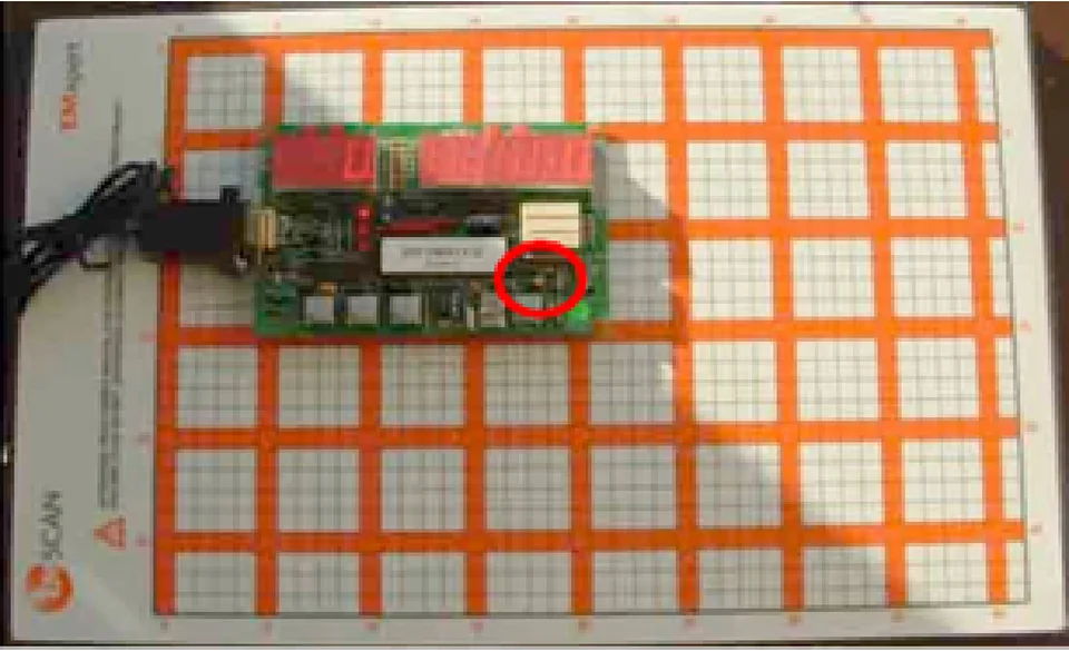 Bo mạch in đặt trên bảng quét và kiểm tra ở tần số 11,06 MHz. Tại đây, bo mạch sẽ được kiểm tra nhiễu và sau đó gắn một tụ điện lên bo mạch (tại vòng tròn màu đỏ)