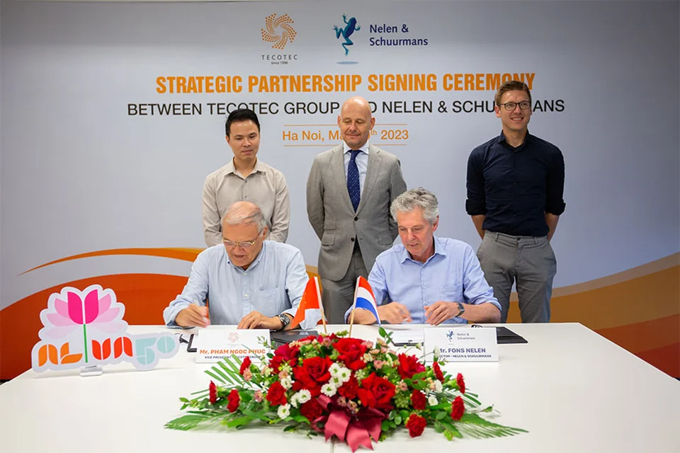 Hai bên tiến hành ký kết thỏa thuận hợp tác chiến lược Hai bên tiến hành ký kết thỏa thuận hợp tác chiến lược