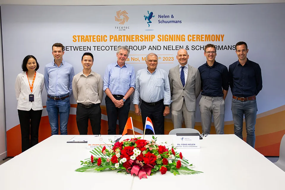 Các đại biểu tham gia lễ ký kết chụp ảnh lưu niệm Các đại biểu tham gia lễ ký kết chụp ảnh lưu niệm