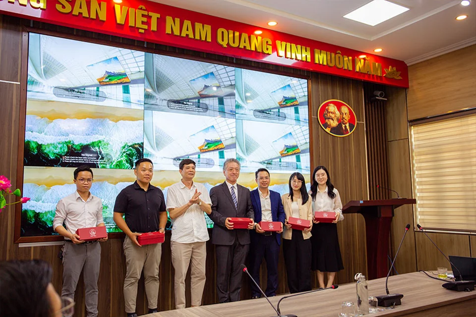 Trường Đại học Hải Phòng tặng quà lưu niệm cho TECOTEC và Accretech
