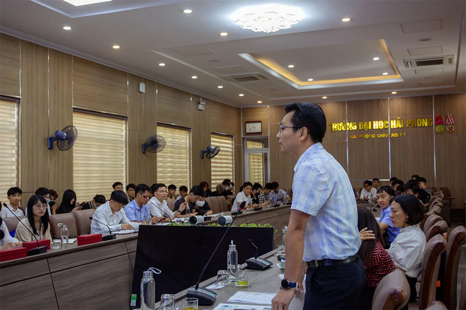 TS. Phạm Hồng Khoa - Trưởng khoa Điện cơ phát biểu tại hội thảo