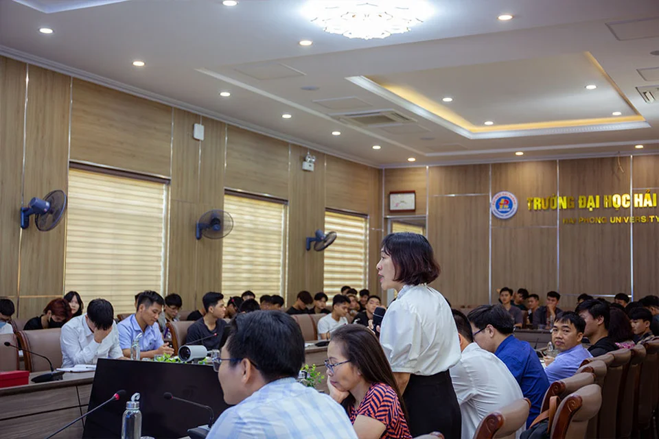 TS. Tạ Thị Thúy Hương - Trưởng Bộ môn Cơ khí phát biểu tại hội thảo