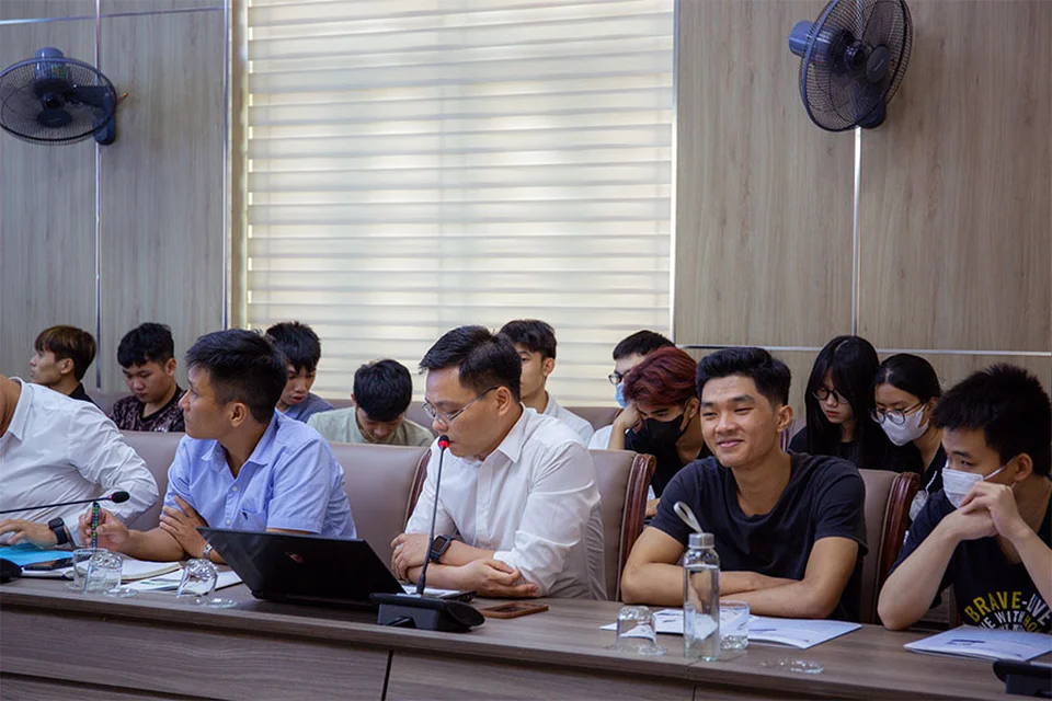 Giảng viên và sinh viên khoa Điện cơ đặt các câu hỏi cho Accretech