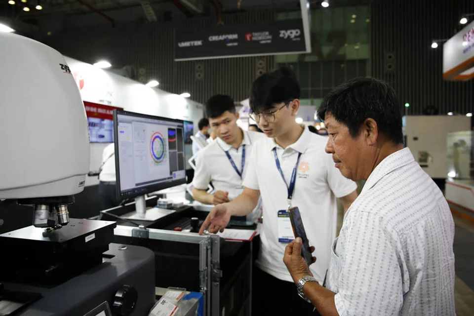 Khách hàng tham quan gian hàng AL3-10