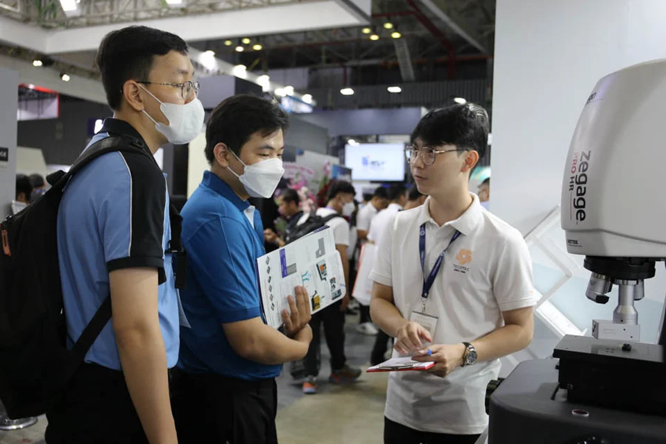 TECOTEC giới thiệu thiết bị đo nhám không tiếp xúc tới khách hàng