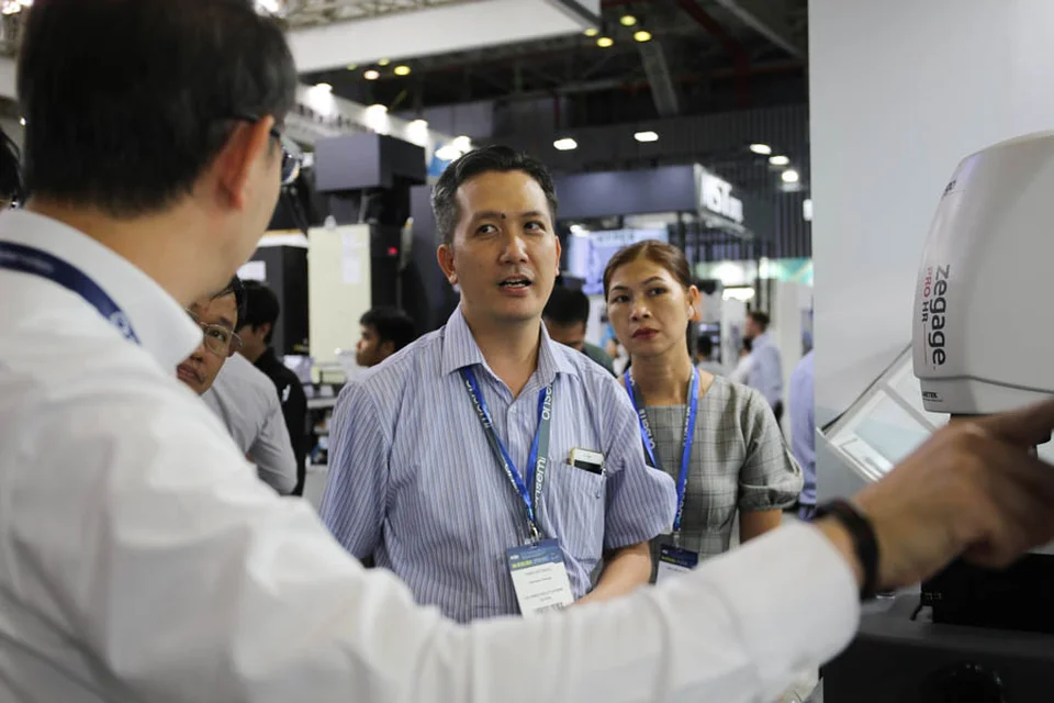 Khách hàng và đại diện hãng Zygo trao đổi về nhu cầu đo nhám cụ thể