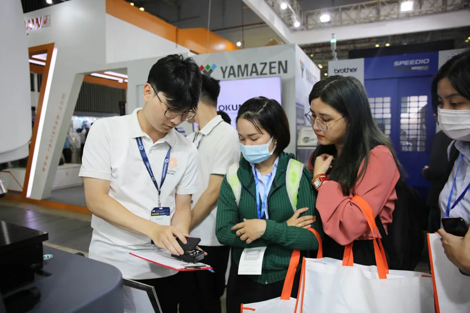 TECOTEC giới thiệu chi tiết đo nhám tới khách tham quan