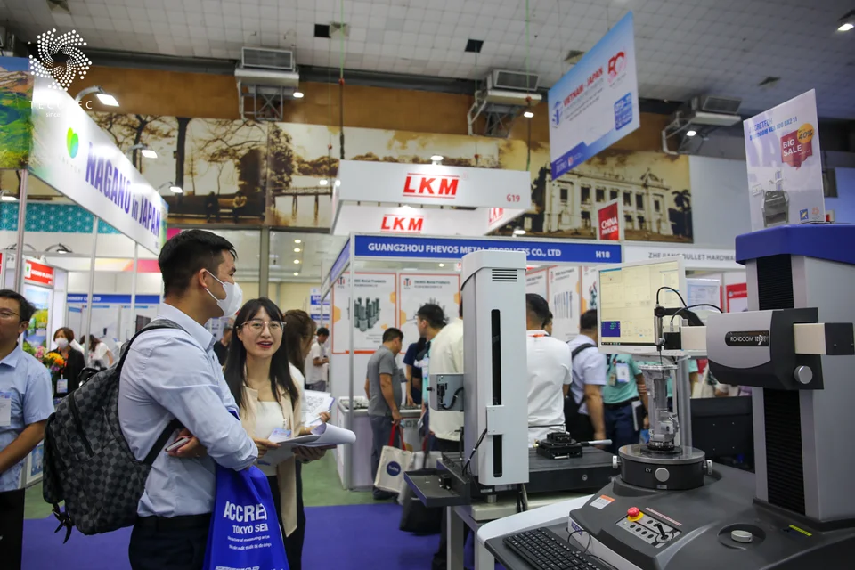 Khách tham quan khu vực trưng bày máy đo độ tròn, máy đo 3D Accretech Khách tham quan khu vực trưng bày máy đo độ tròn, máy đo 3D Accretech