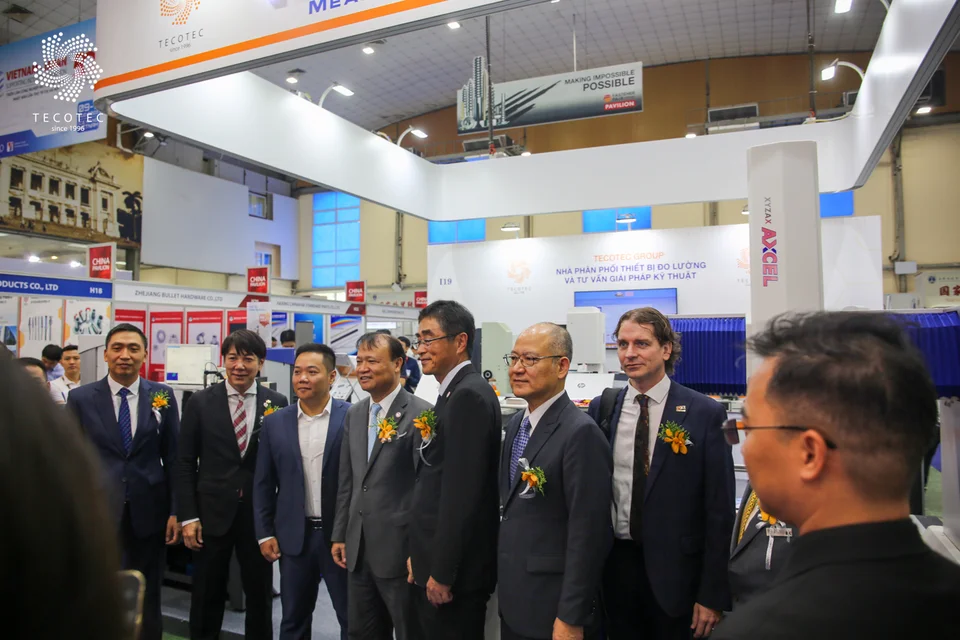Đoàn đại biểu ghé thăm gian hàng I19 của TECOTEC Đoàn đại biểu ghé thăm gian hàng I19 của TECOTEC