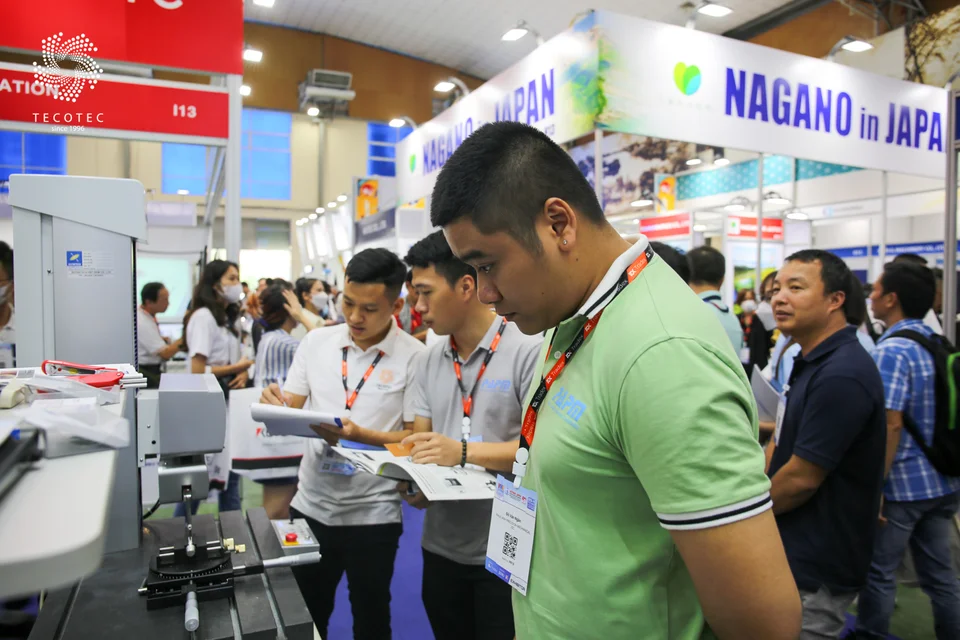 Khách hàng quan sát chi tiết máy đo độ tròn trụ Accretech Khách hàng quan sát chi tiết máy đo độ tròn trụ Accretech