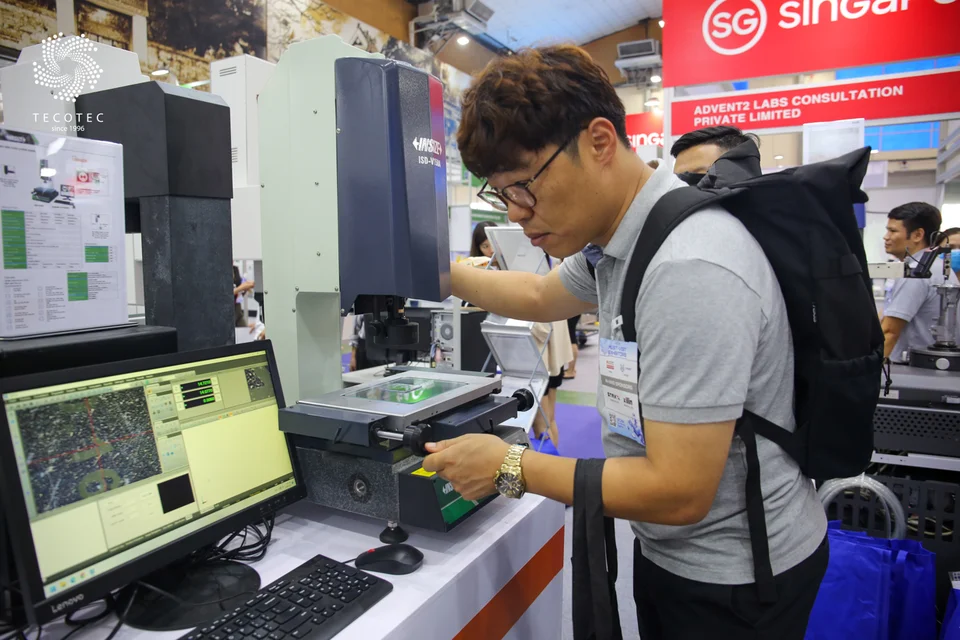 Khách hàng được thử thao tác trên kính hiển vi đo lường Insize Khách hàng được thử thao tác trên kính hiển vi đo lường Insize